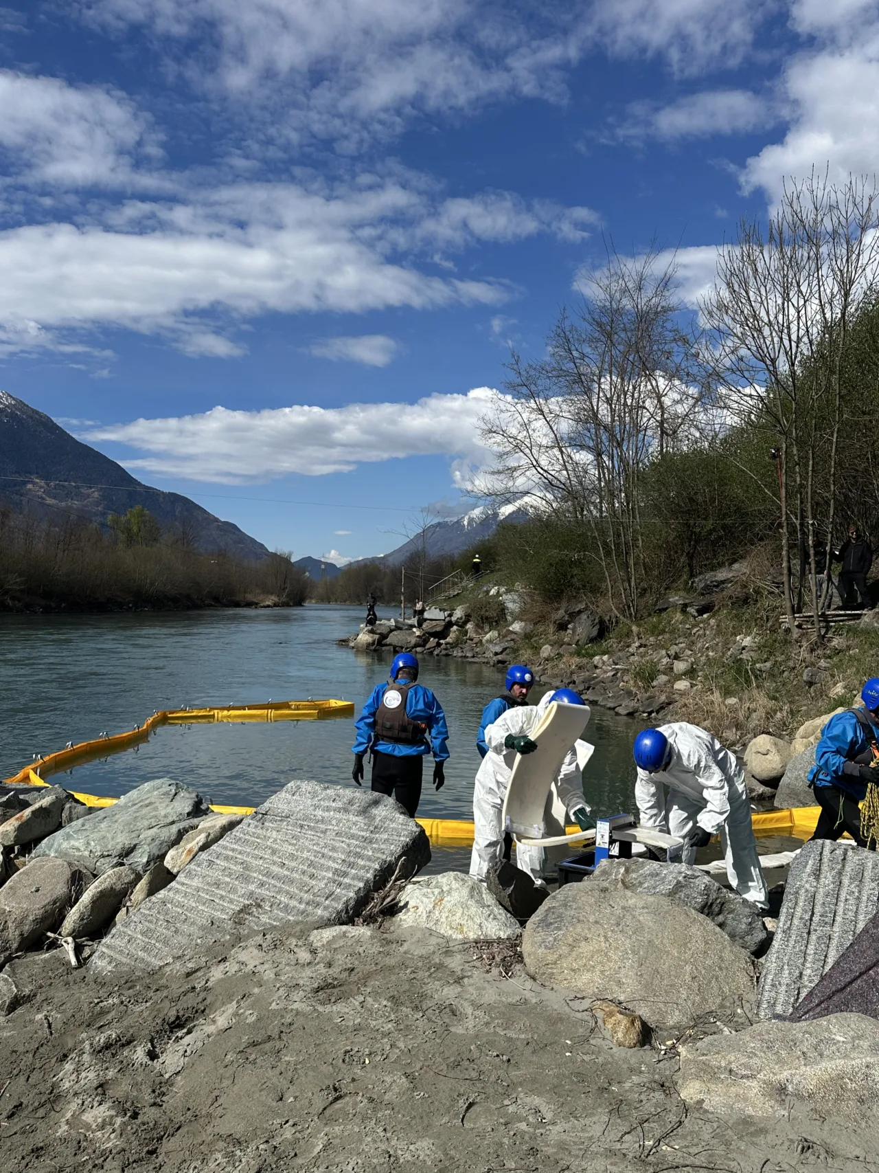 Vertical barrier deployment - FoamFlex boom, Sondrio Protezione Civile