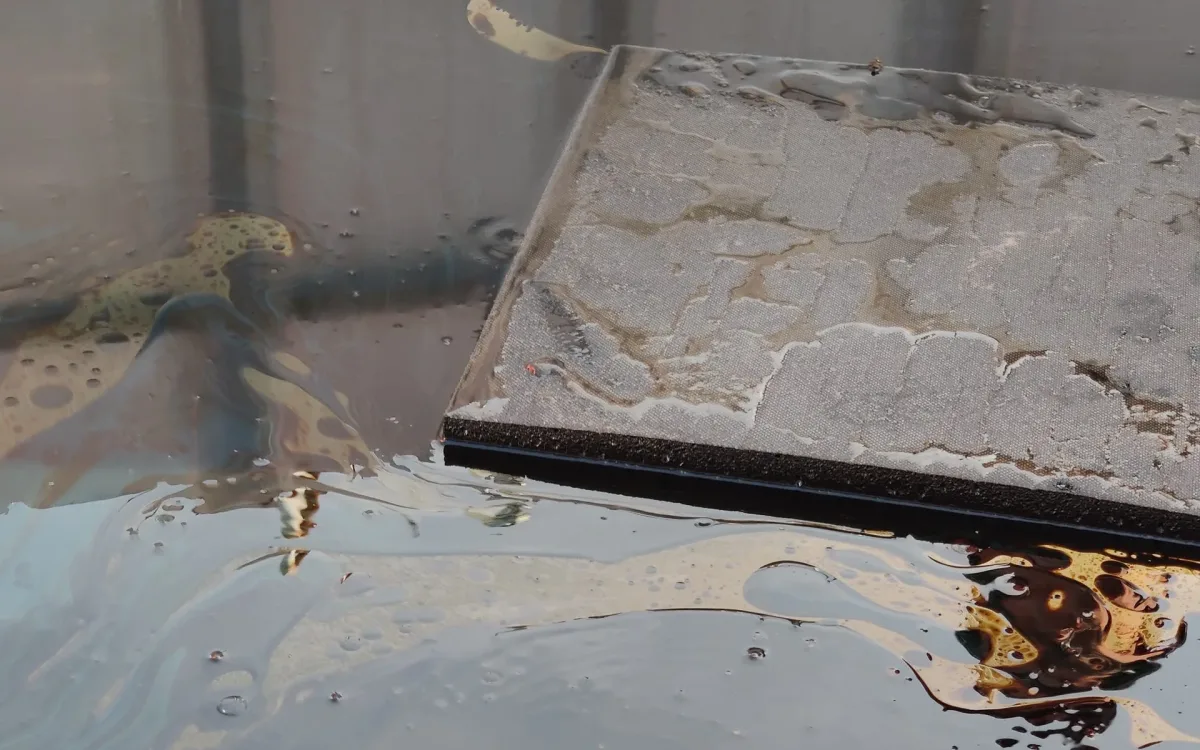 FoamFlex pad on an oil layer with sheen in an IBC tank
