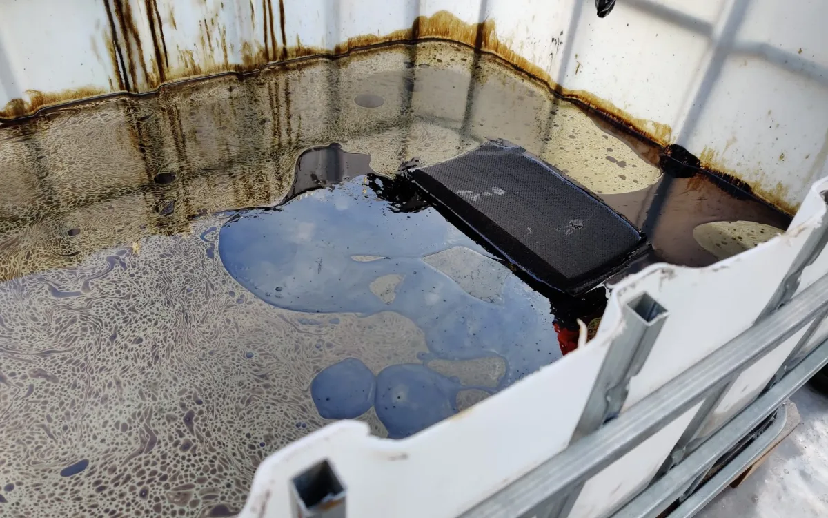 Absorbent pad in an IBC tank full of oil during the demonstration
